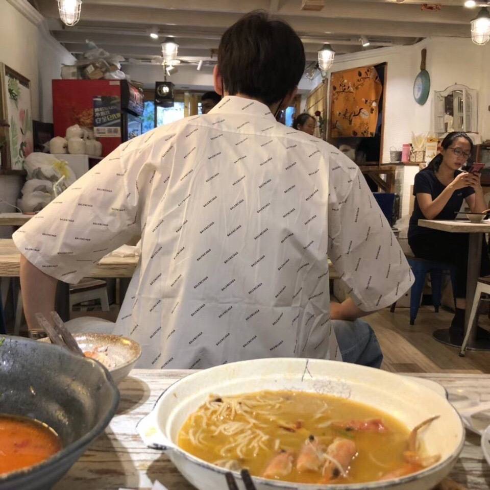 哥挺念旧啊这衣服还在穿呢