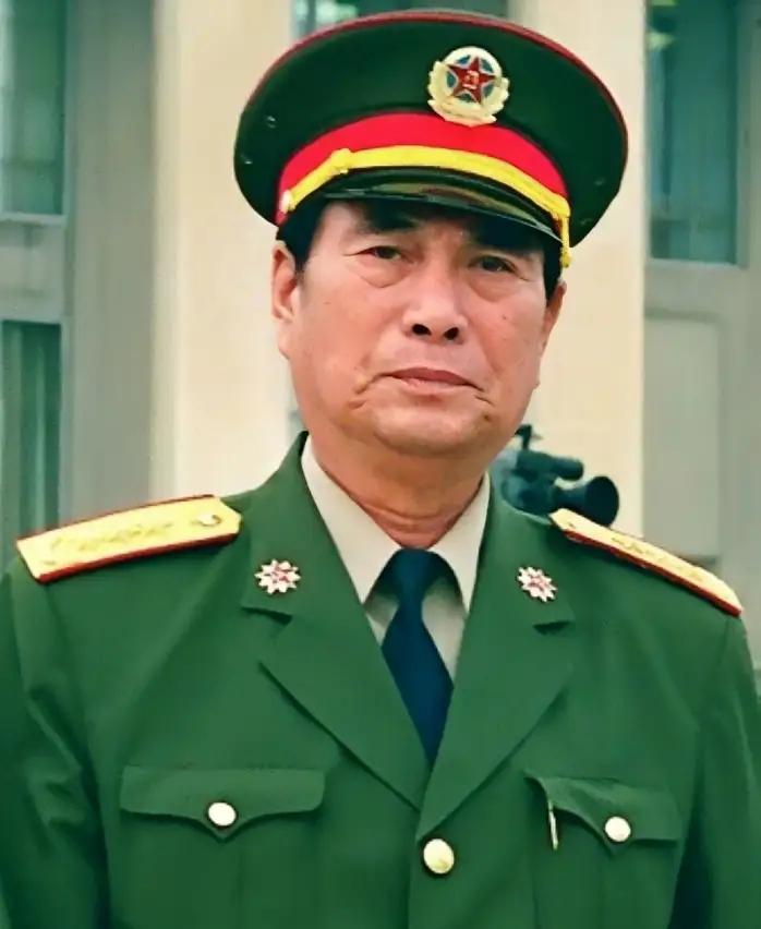 张万年当师长的时候，女儿张榕在农村当知青，她想参军。有人说了，那还不是张万年一句