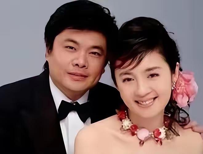 "我们离婚吧，我给你一个亿！"2004年亿万富翁丁健跟妻子提出了离婚，当时妻子刚