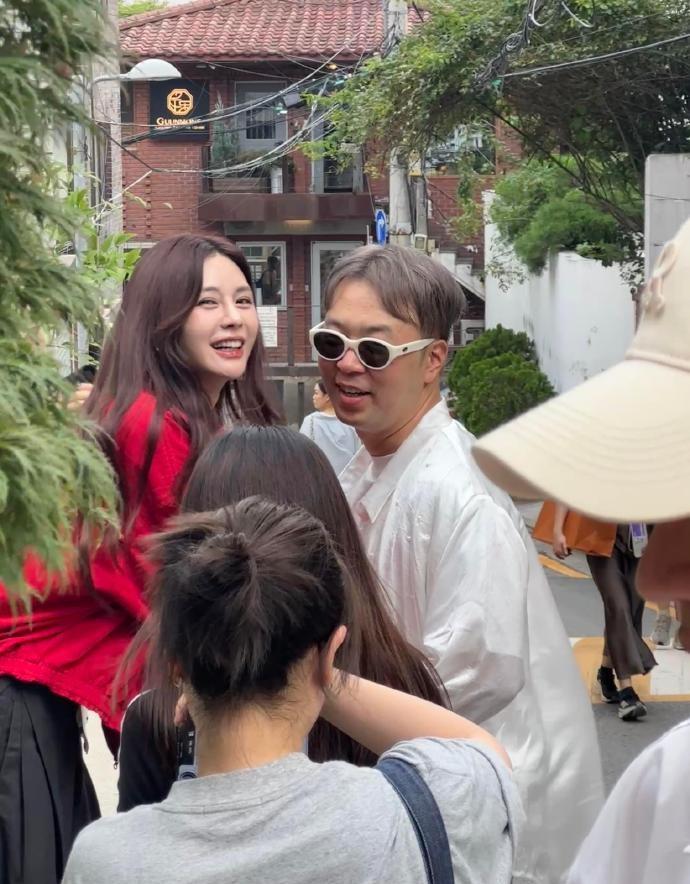 沈梦辰与杜海涛在汉南洞被偶遇，夫妻俩打扮时尚，杜海涛的一头银白发更是出众，网友都