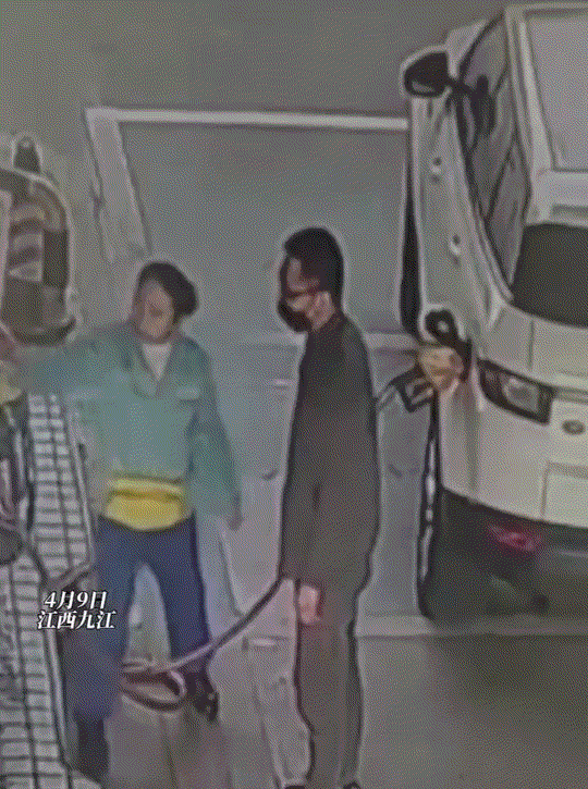 出乎预料了，江西九江，一名男子开着路虎去加油站加油，但工作人员为其加油时，就觉得