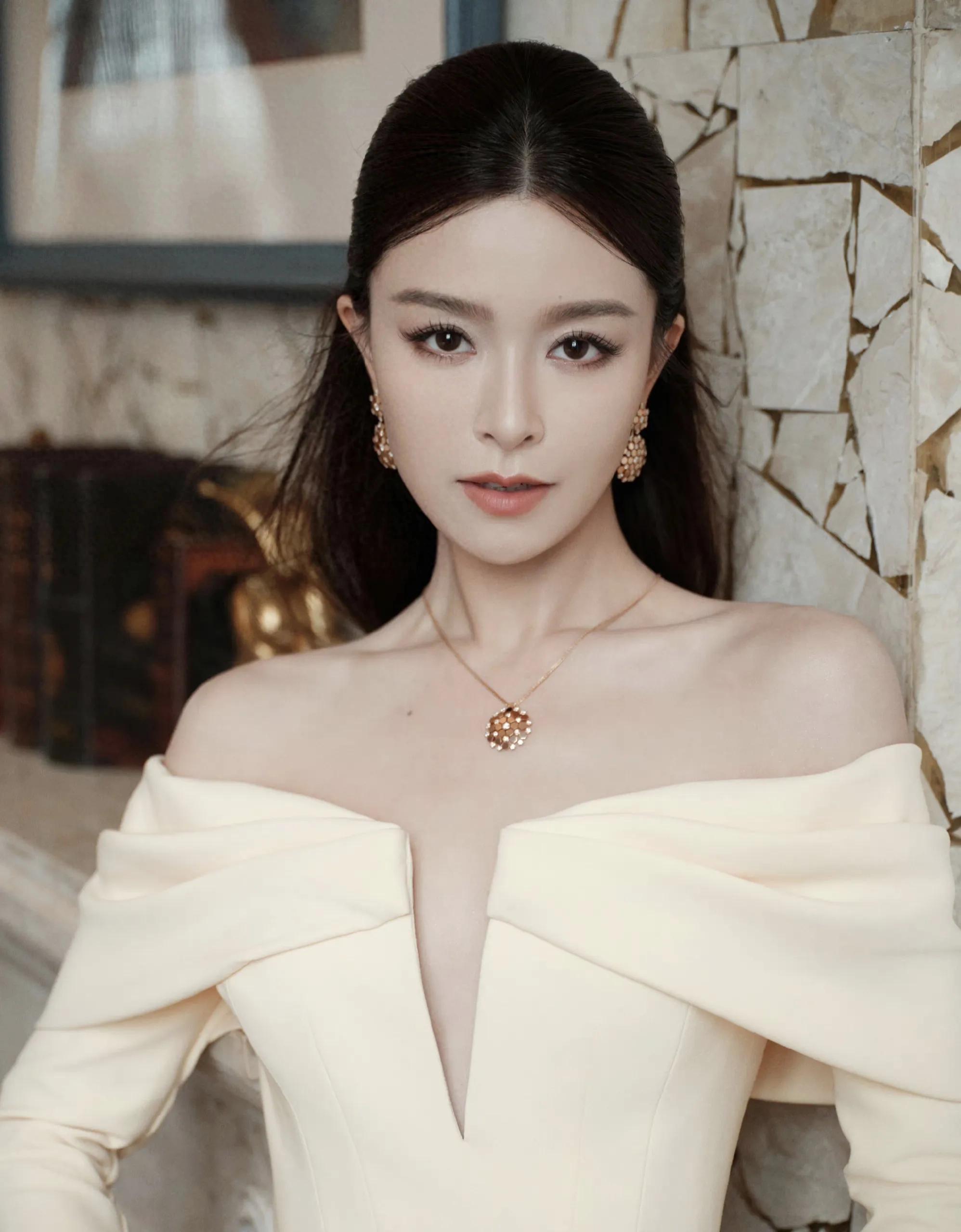 女星文咏珊淡黄色连衣裙造型：魅力时尚