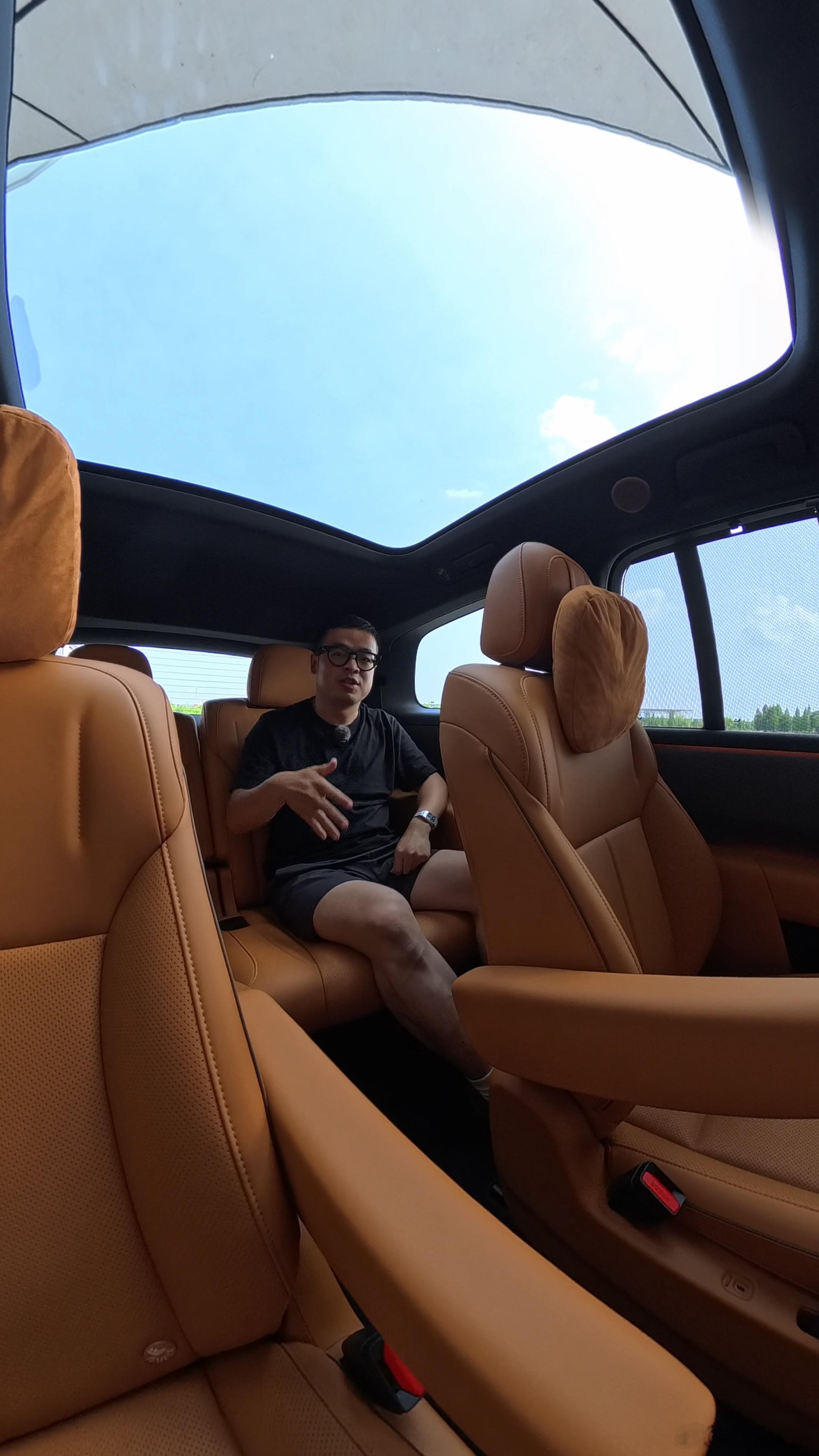 现在出差旅游用的最多的就是insta360X5全景相机配合图9的3米支架甚至可