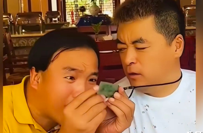 崔云龙对娇娇送魏三这块爱不释手！刷到，崔云龙双手捧着娇娇送给魏三这块翡翠，又