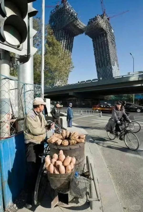 央视大楼，因其奇特的外形，被广大市民俗称“大裤衩”，在当年也是饱受争议。多年以后