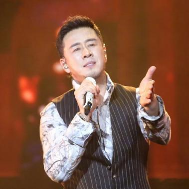 6月15日，许久没有消息的杨坤，突然冲上了热搜。原因歌手舞台赛制残酷，杨坤也忍不