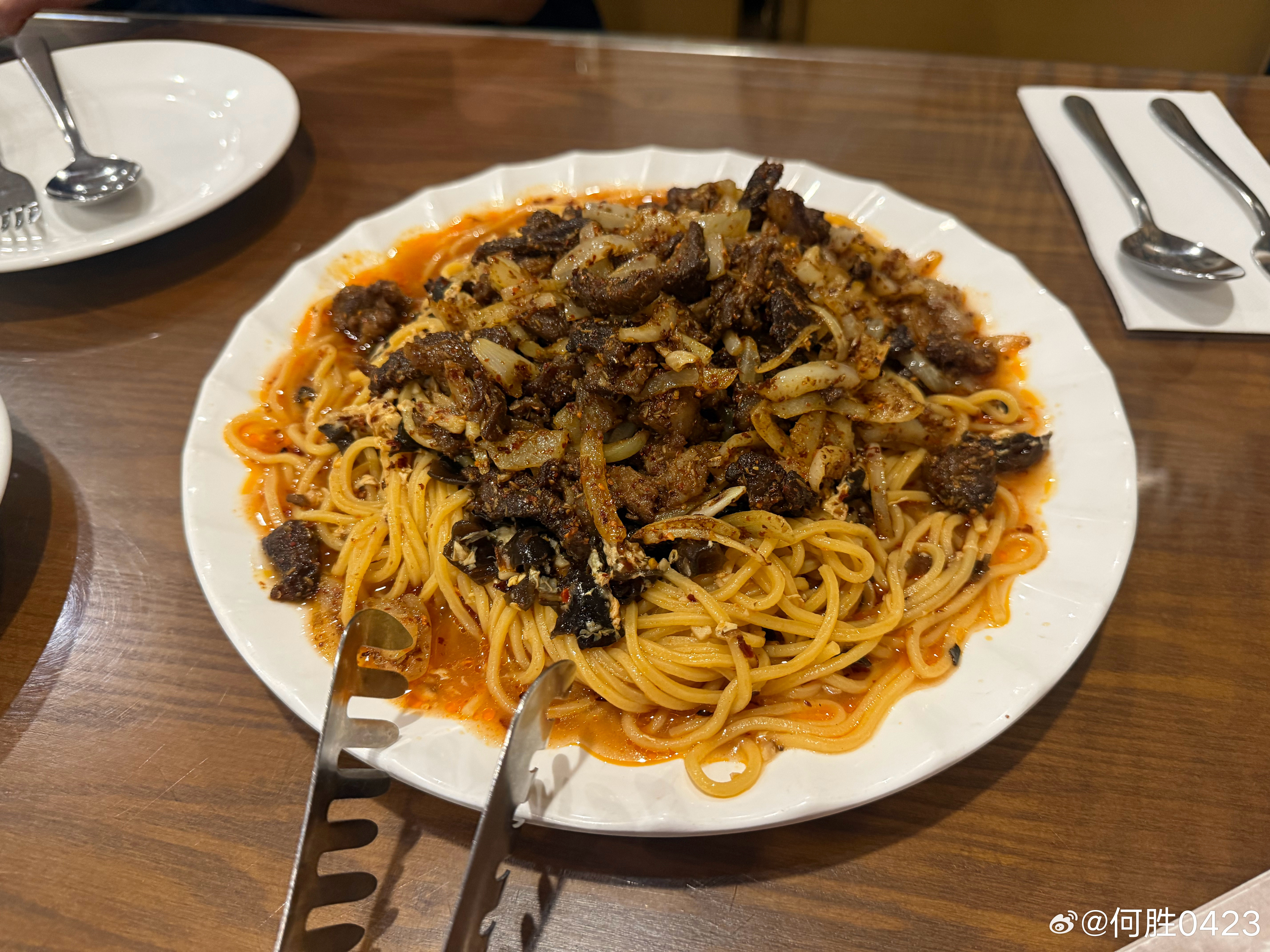 朋友问我来珀斯想吃点啥，我说有拌面吗，她说这个还真有，新疆大盘鸡安排起走，这个大