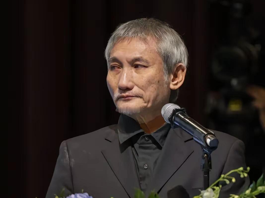 这“深情”，懂的人都懂！施南生的魅力，所有人的都懂，唯独这个她爱了一辈子的男人