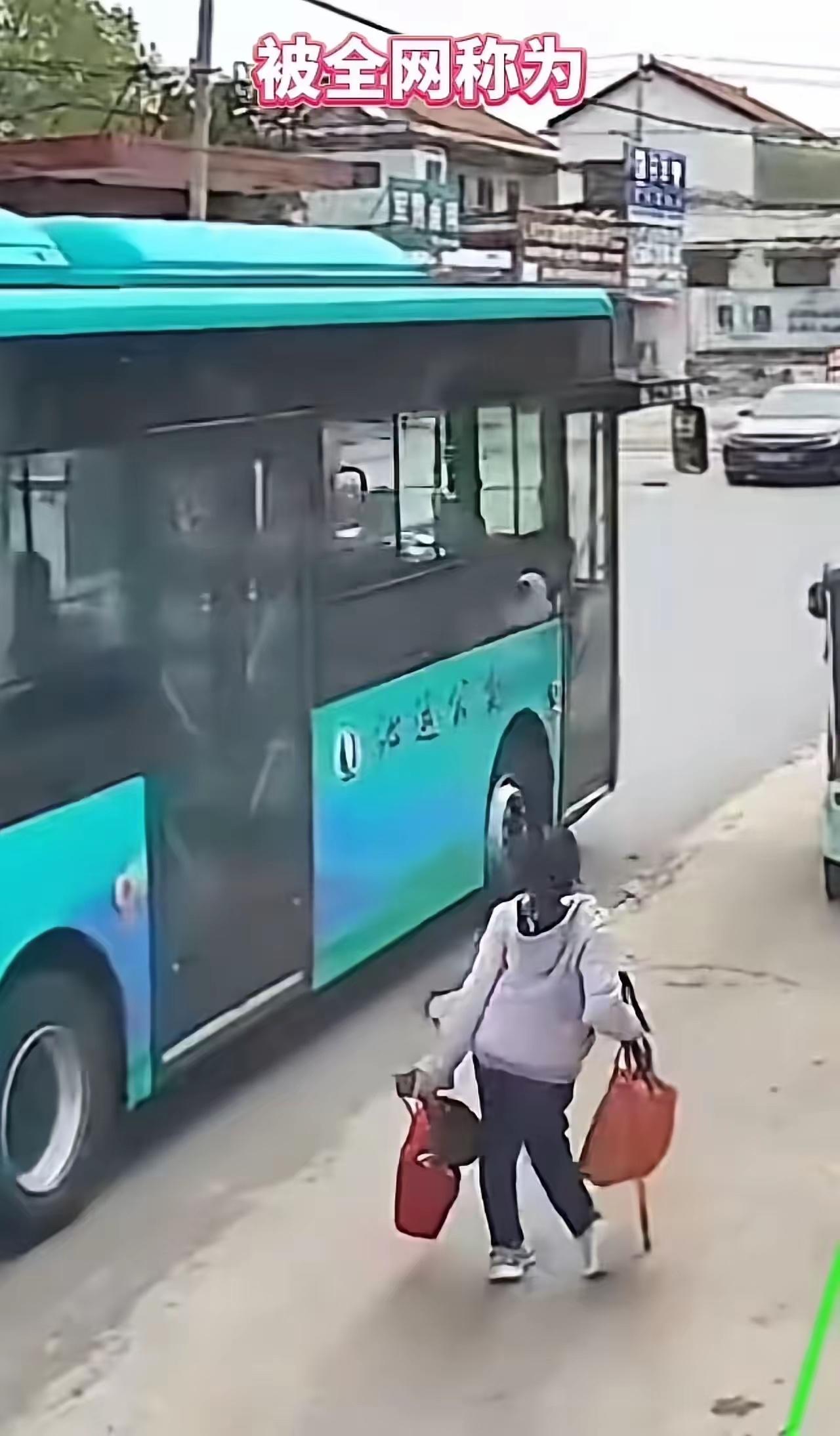 “这个公交车女司机火了！”河南，一女子腿脚不便拄拐杖赶车，但公交车女司机踩下油门