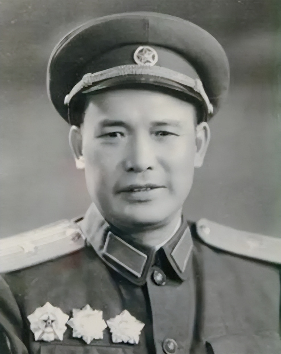 1946年，解放军为前来投诚的两千多名土匪摆席设宴接风，在此期间，土匪的头领脱掉
