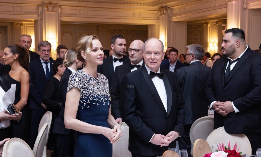 48岁的夏琳王妃同样经历了丈夫的出轨，但是状态却比44岁的凯瑟琳王妃好，家庭关系