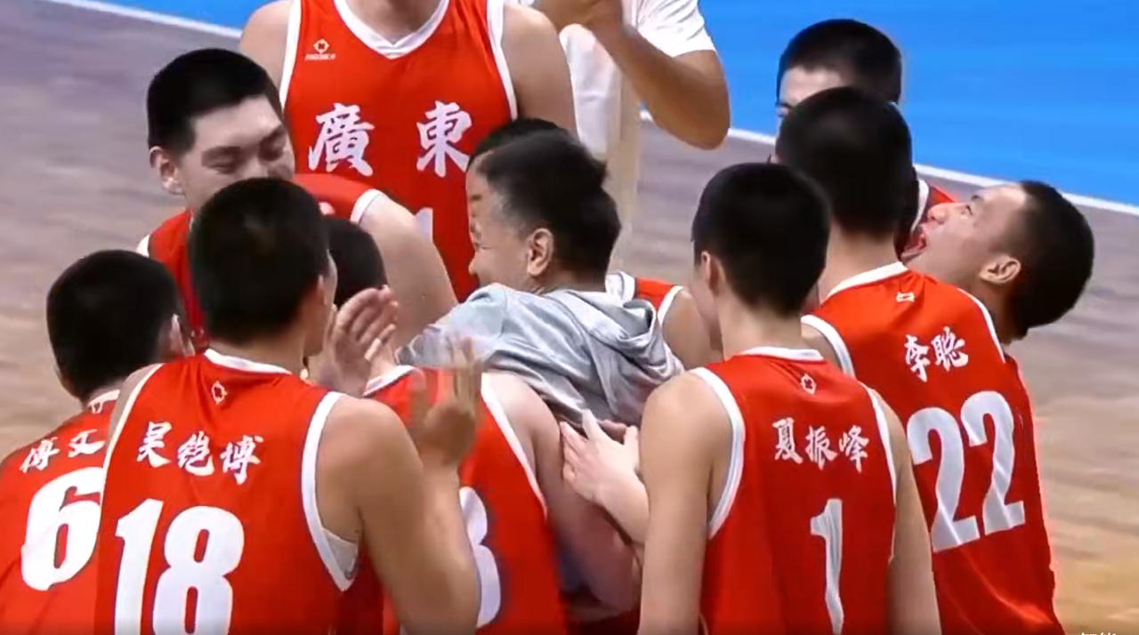 不得不说，辽宁球迷真的是“心酸”！吃不到葡萄，就说葡萄是酸的：广东男篮夺冠，没有