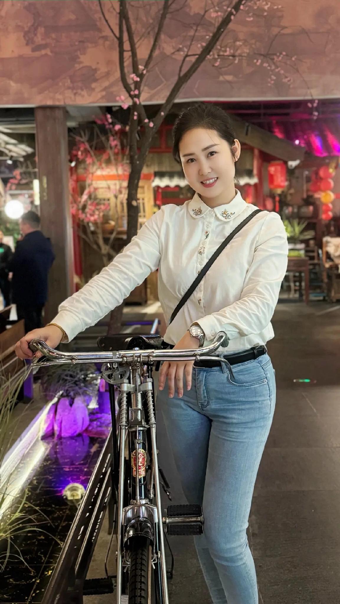 谁能用一句话来形容自己走过的岁月回忆打工的岁月。一路奋斗一路忙。闲暇之余很期待。