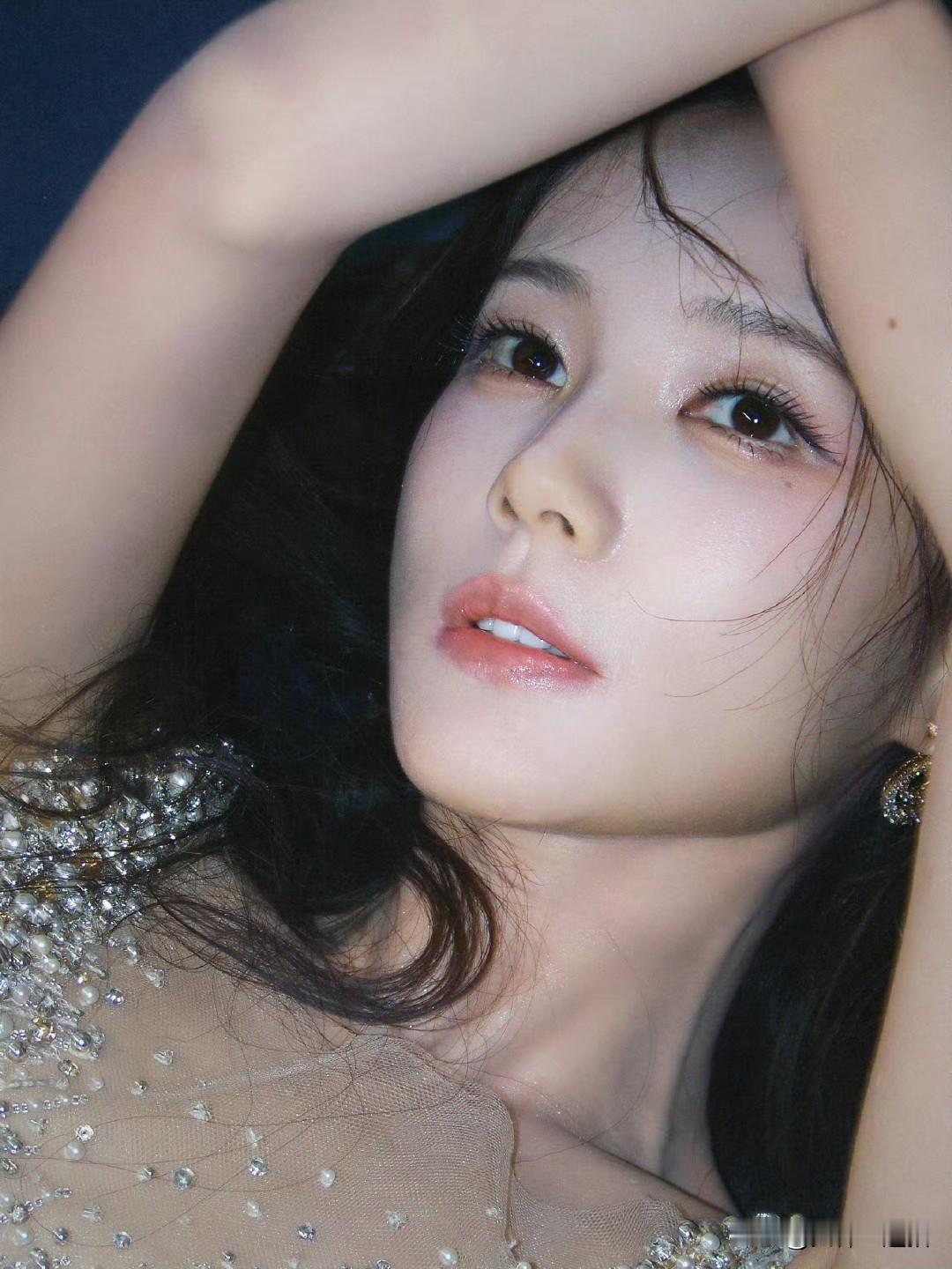 这姑娘打扮得真闪亮！