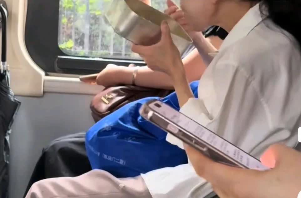 有因必有果，行恶事得孽报。公交车上，一女子拿着饭盆吃鱼肉，车子摇晃，她嘴里嚼