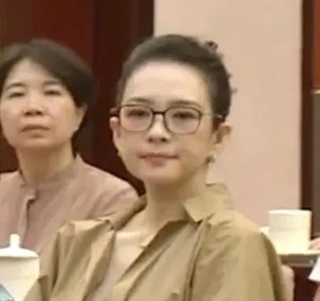 不得不说，央妈的镜头就是一个照妖镜。在杨妈的镜头下，张译成了一个小黑老头