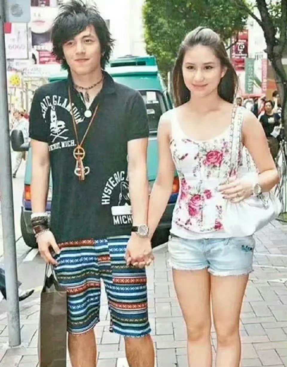 何超莲的眼光没得说，交往过的男朋友没有一个丑的​​​​