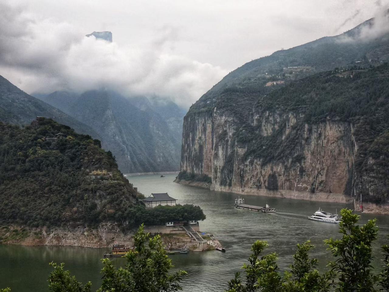踏临夔门观长江锁三峡长江三峡，雄在夔门。两岸绝壁拔地而起，