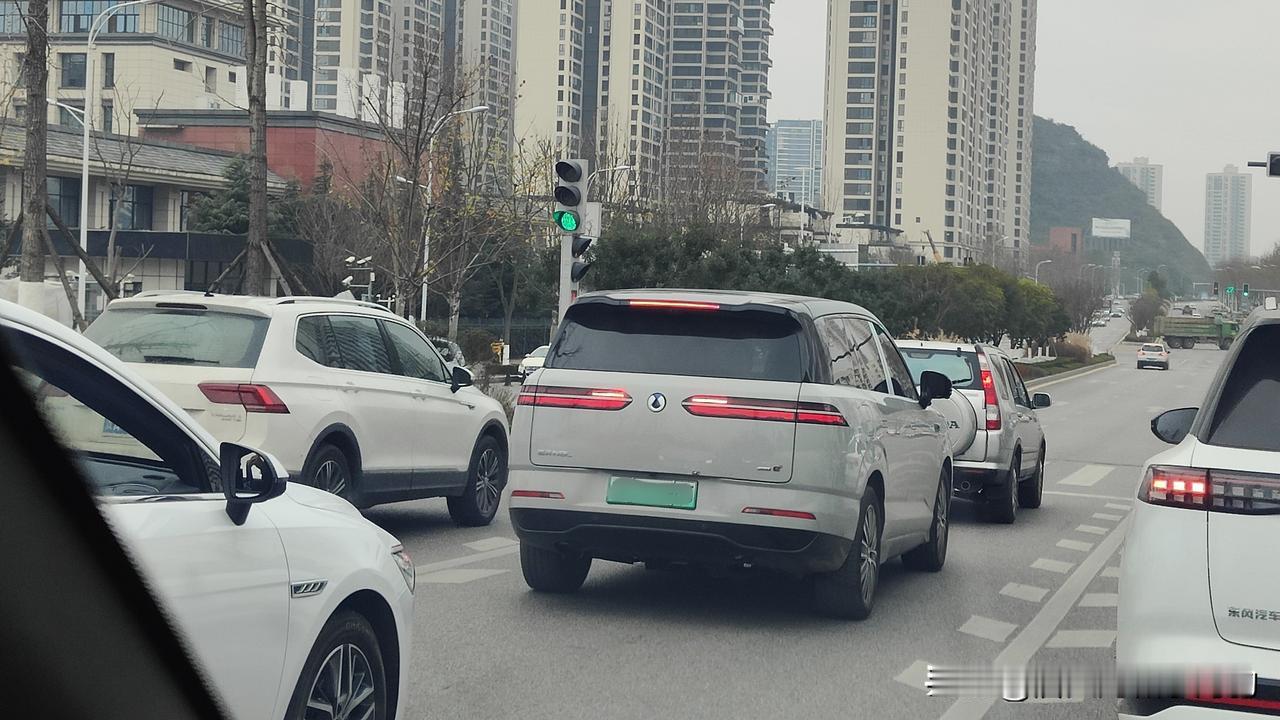 腾势N8L这斗鸡眼刹车灯，不亮还好，一亮我就忍不住想吐槽一下了。挤眉弄眼的怎么回