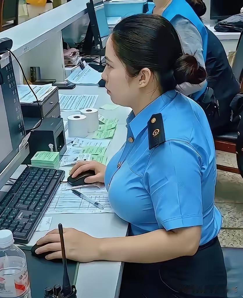 最近那张走红的铁路女工工作照看得人有点堵得慌，好多人盯着身材调侃打趣，却没人注意