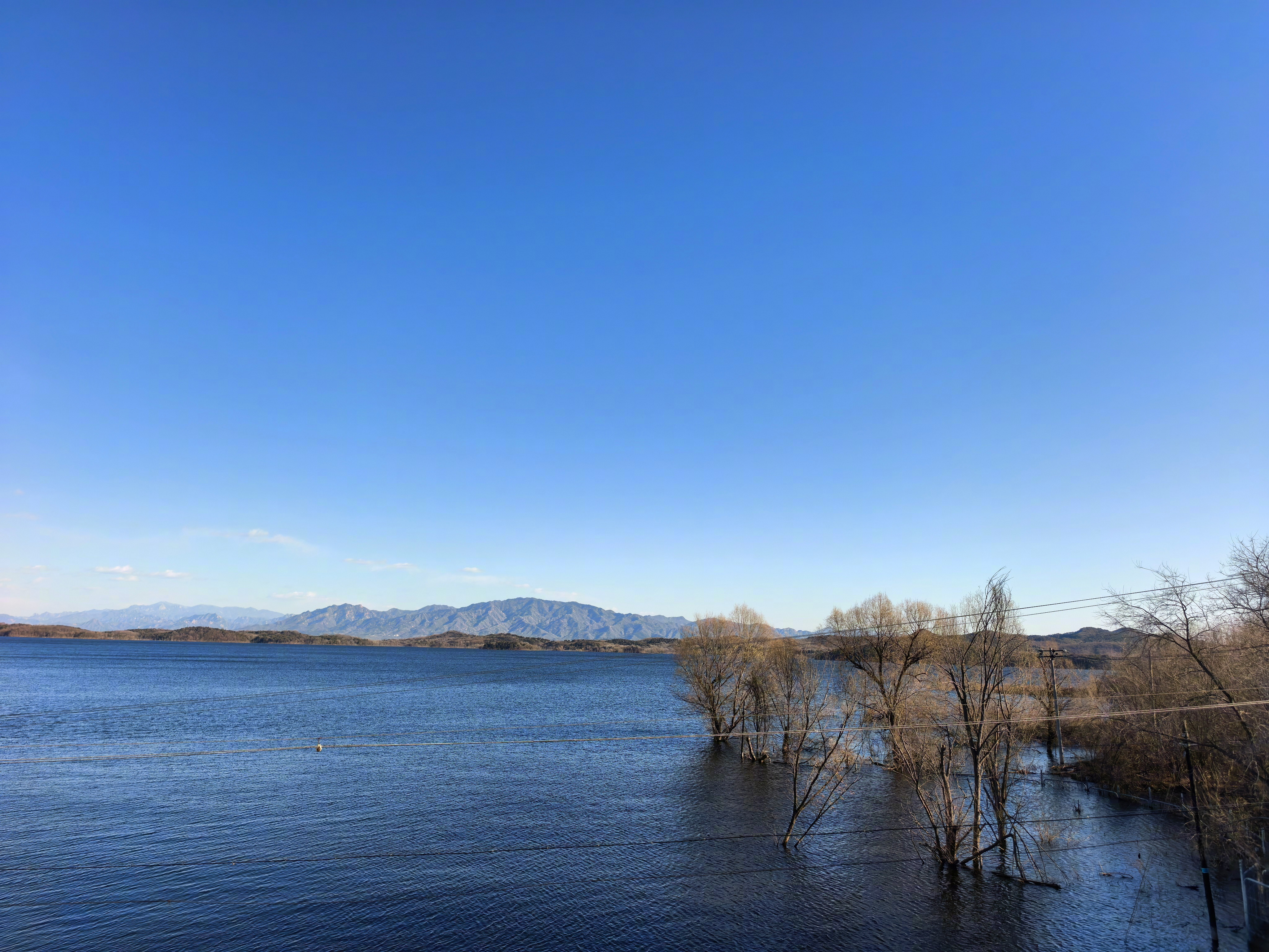 周末家庭日，带家人去吃鱼。密云水库真挺好看的，前三张图不像在北京，就是这些电线有