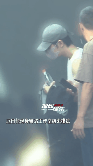 什么[惊恐]？肖战出现在舞蹈工作室？排练啥呢😯？之前说了不去大湾区，那么为啥要这么认真地排练舞蹈…