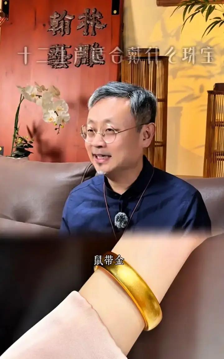 刷到翰林蔡雕的十二生肖戴色口诀，鼠戴金牛戴青，一口气背完像绕口令。这哥们把老