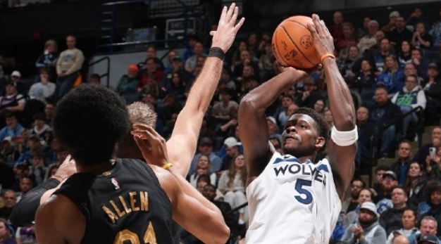 24岁157天破万分！爱德华兹9助攻戏耍包夹，第三节35分血洗骑士