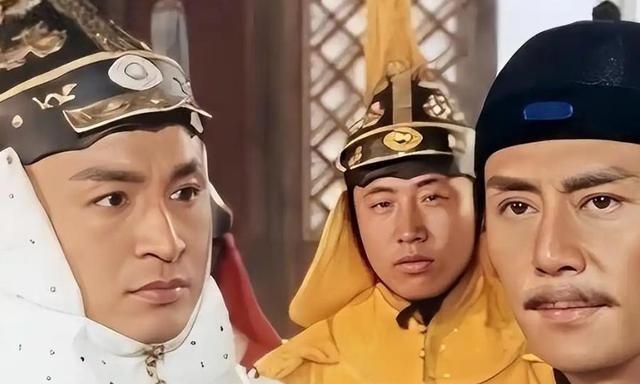1648年，36岁多尔衮不仅处死了39岁的侄儿豪格，还带着人瓜分了他的老婆们。孝