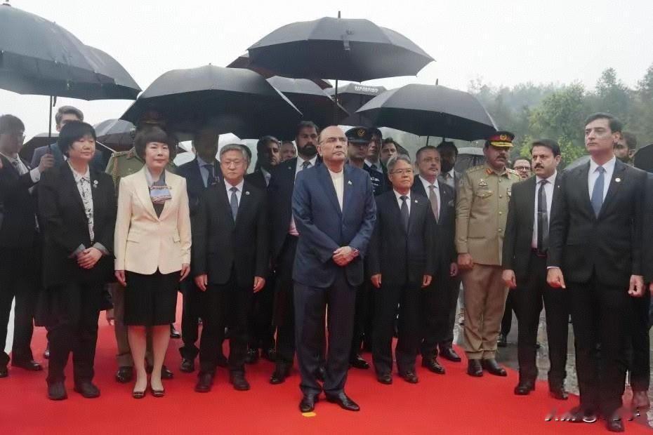 巴总统冒雨向教员铜像敬献花篮！这个月，关于巴基斯坦这个铁哥们的好消息不断。巴