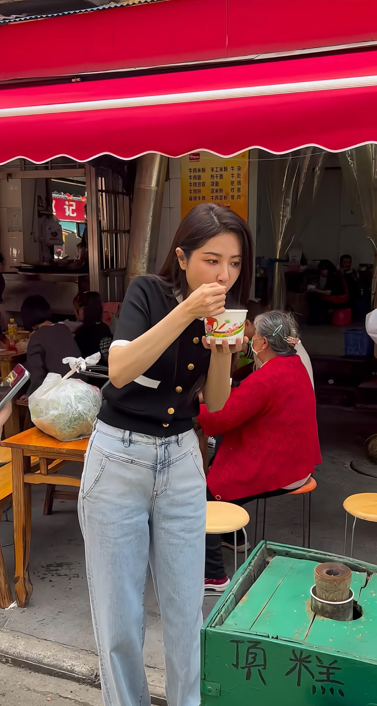 近日，曾黎现身荆州，在路边摊吃美食被偶遇的画面。曾大美人48岁了，妥妥的“单身