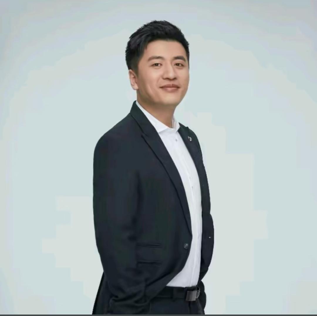 张雪峰北漂逆袭路：掏空四年工资给父母买房，母亲误以为他抢银行！谁能想到