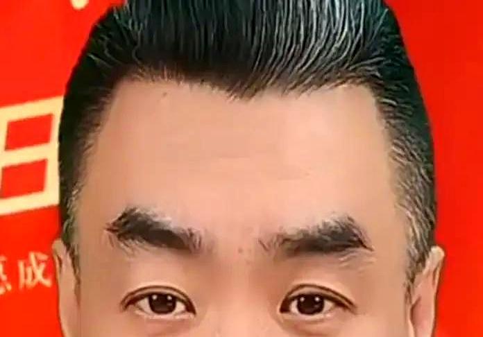 郭德纲一句话，让他被骂了十几年傻子。当年在老郭台上，他傻乎乎地报家门。爷爷