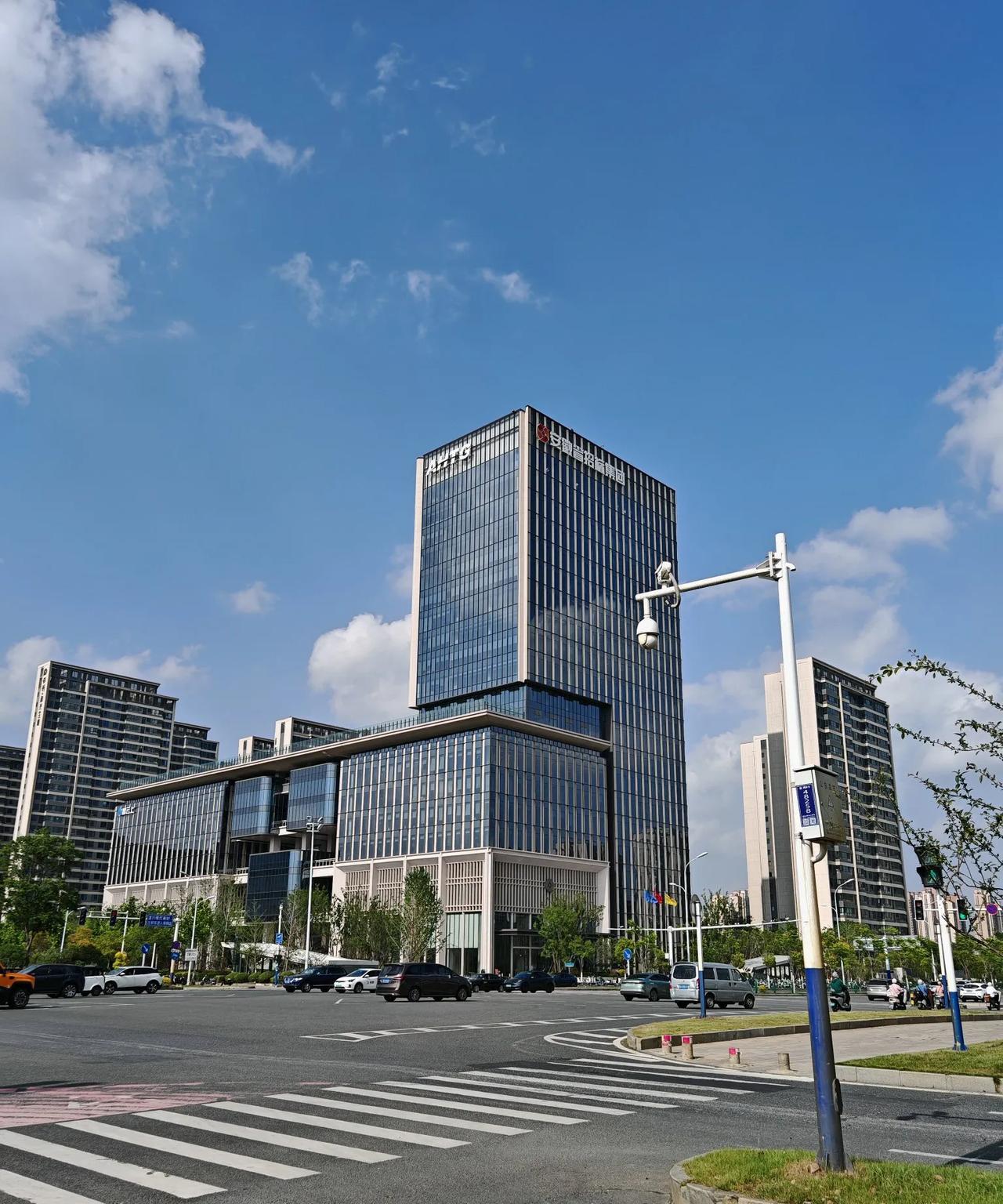 今天上午九点十几分坐地铁去省招标去评审，在地铁上手机收到一个短信，一看是省工信厅