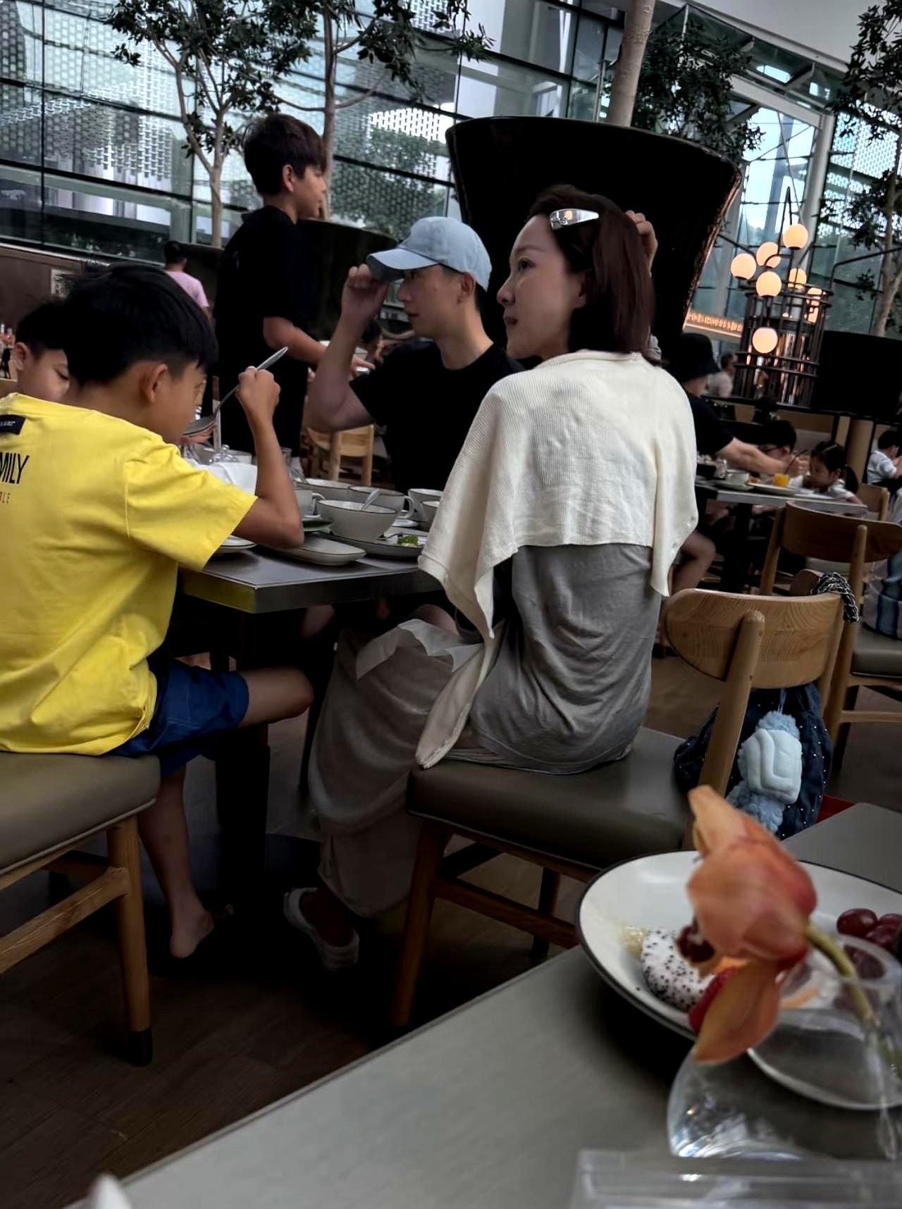 7月28日，新加坡一家餐厅里，马龙和夏露又被网友偶遇了。没有刻意摆拍，也没有太