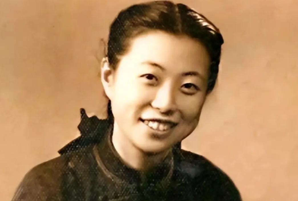 1949年，地下党组织联络员沈安娜不知道特务已经埋伏在走廊那一头，正要伸手推门的