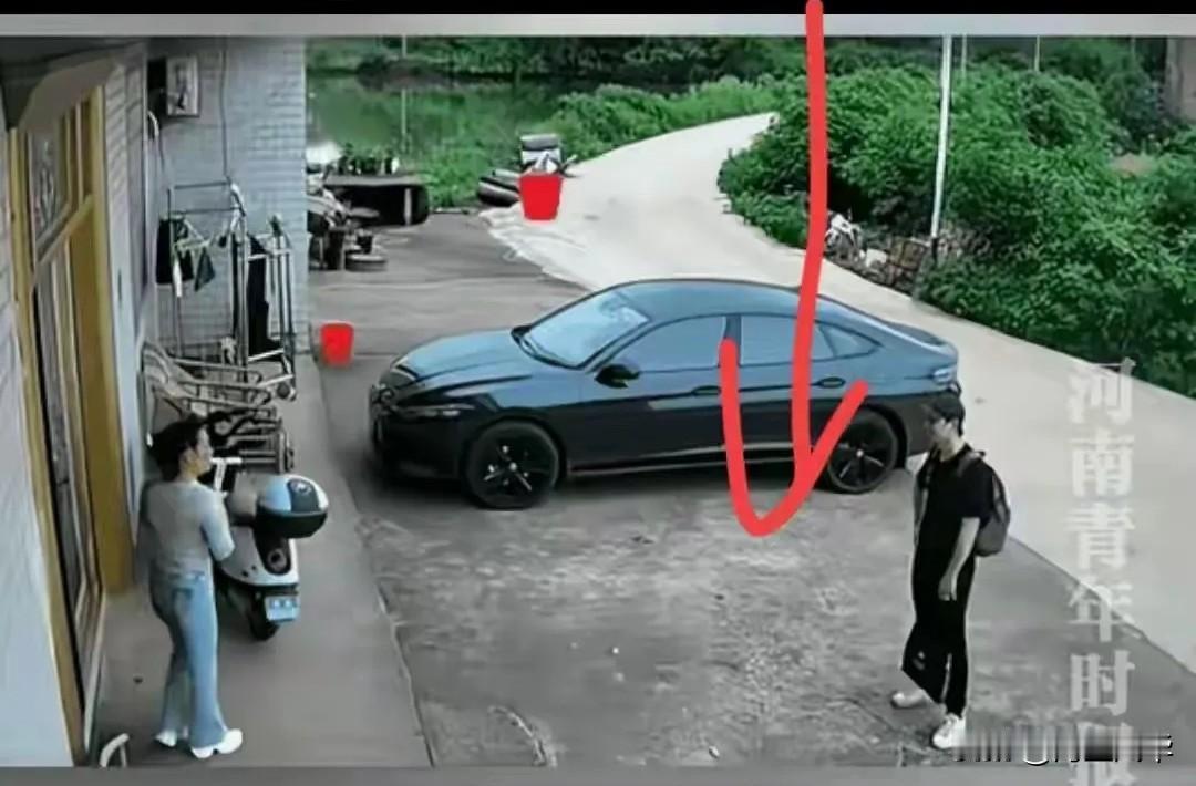 “看哭了！”湖南，一女子刚出门，看到门口站着一小伙盯着她看，女子越看小伙越眼熟，