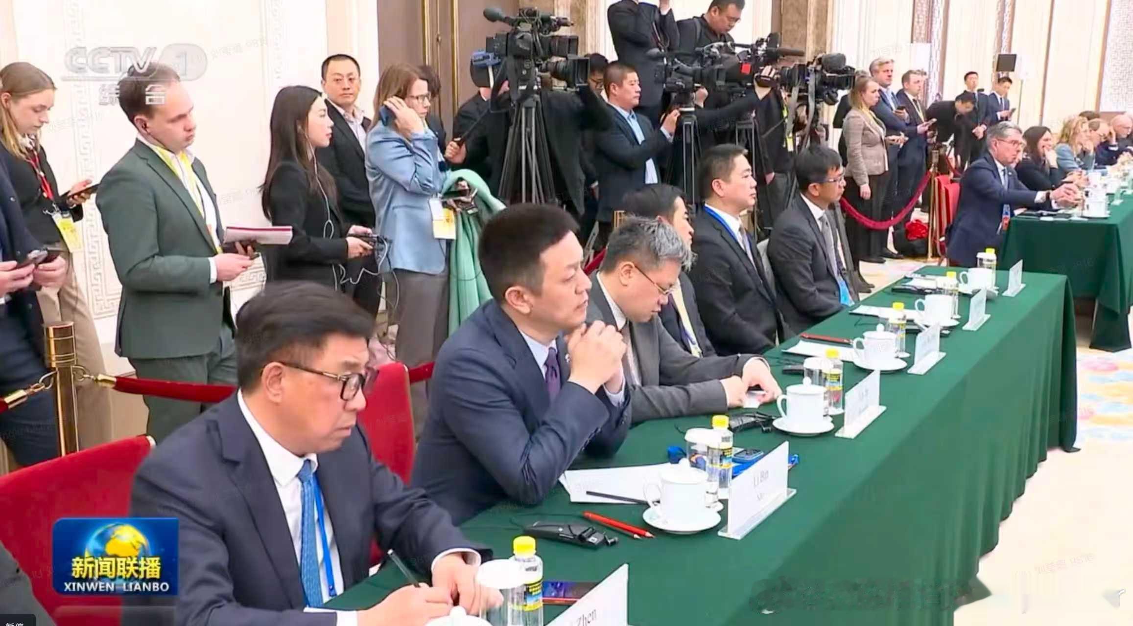 蔚来的李斌代表中国汽车企业，应邀参加中德经济委员会座谈会！这是蔚来的高光时刻，已