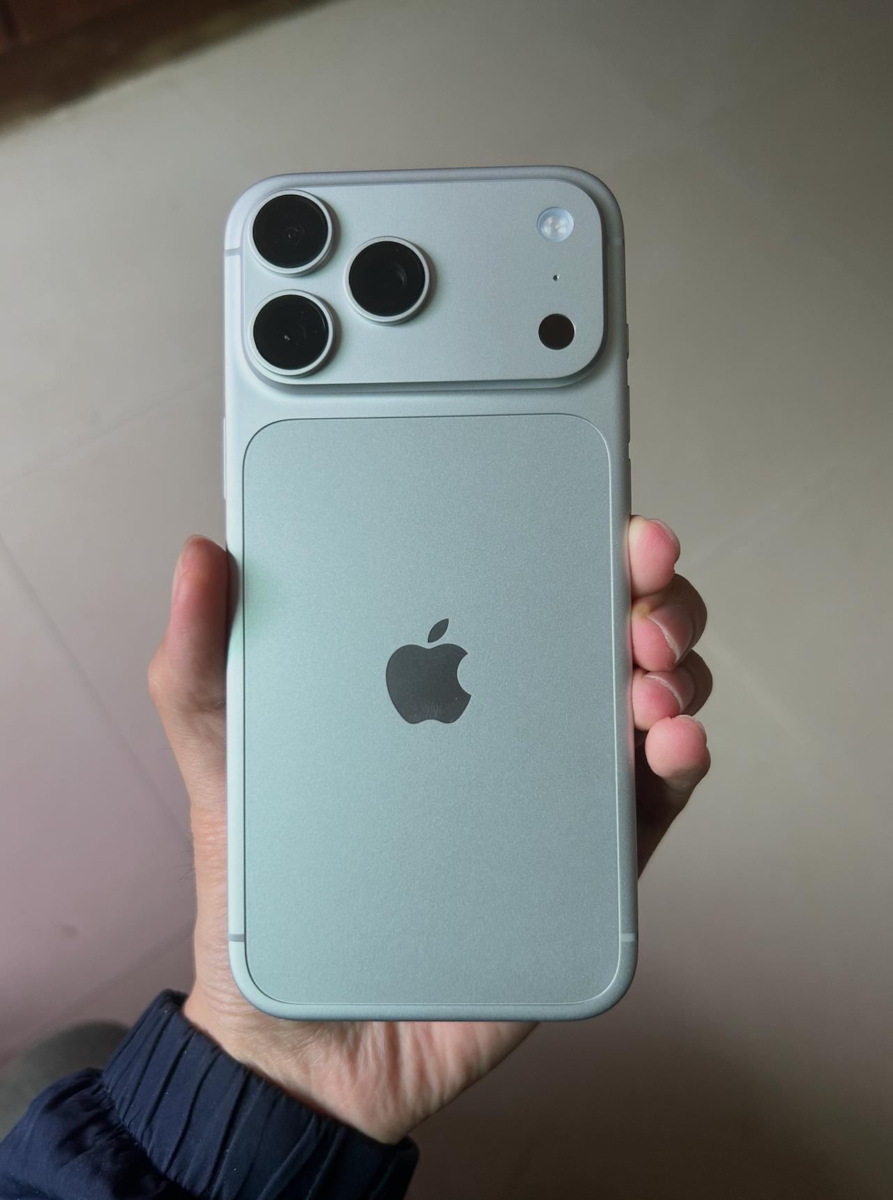 iPhone18ProMax终于到货了，马上查了一下配置，很不幸屏幕抽到了