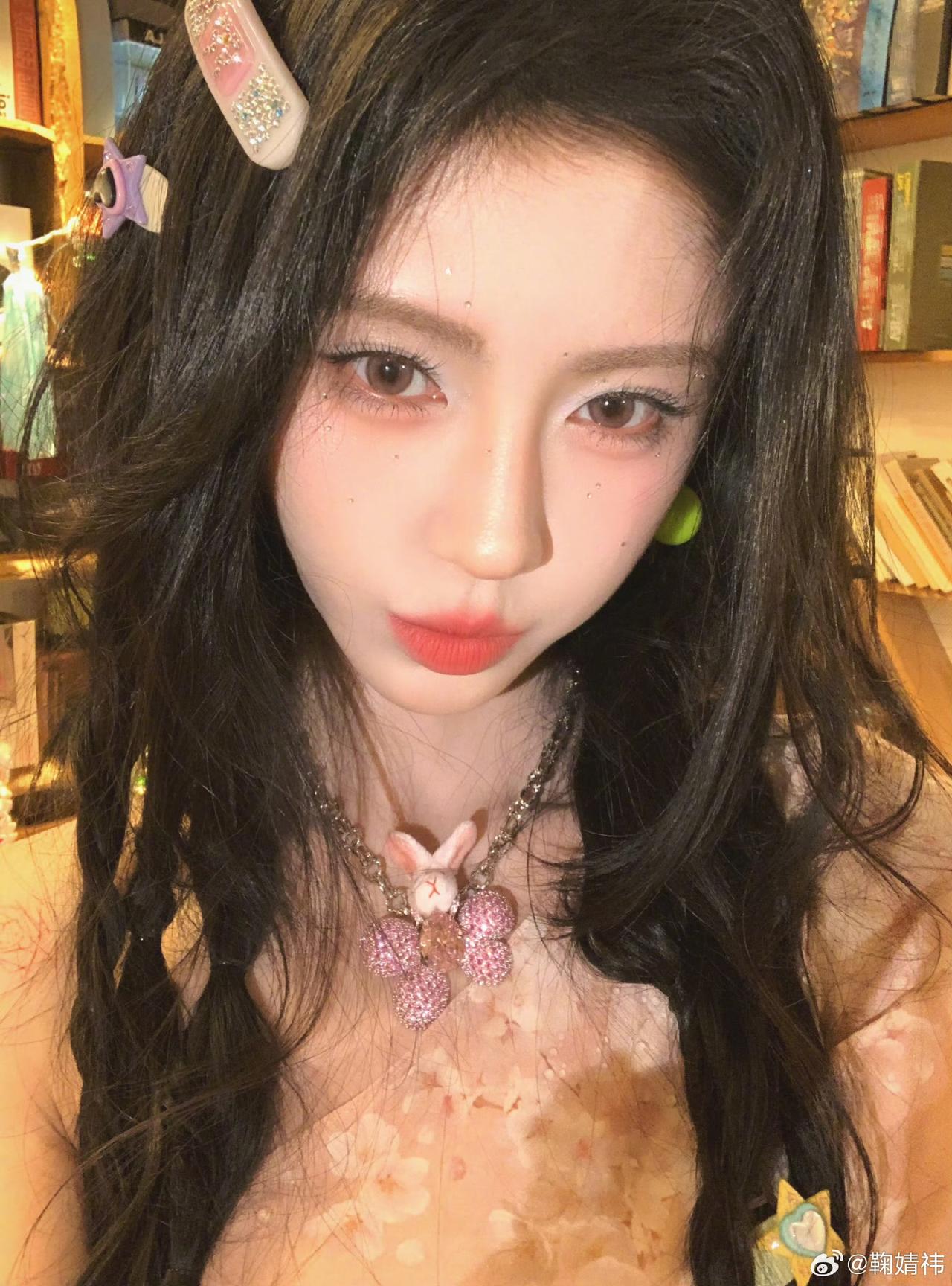 高达千万！怪不得明星火了以后，第一件事就是拍杂志，看丝芭举报鞠婧祎2024年瞒报