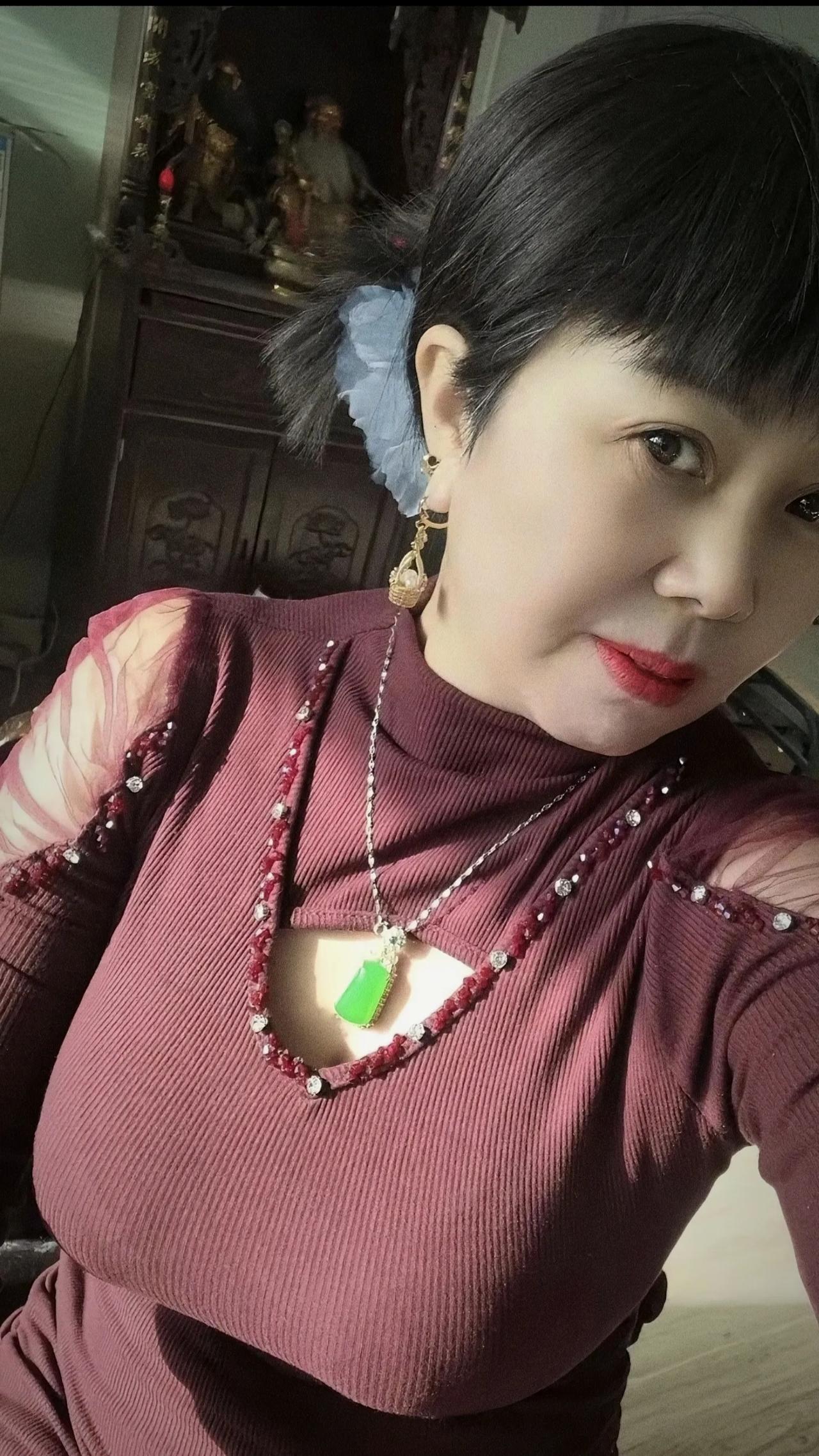 年纪大了，看到自己喜欢的人，内心还是会砰砰直跳，都不敢看他的眼睛