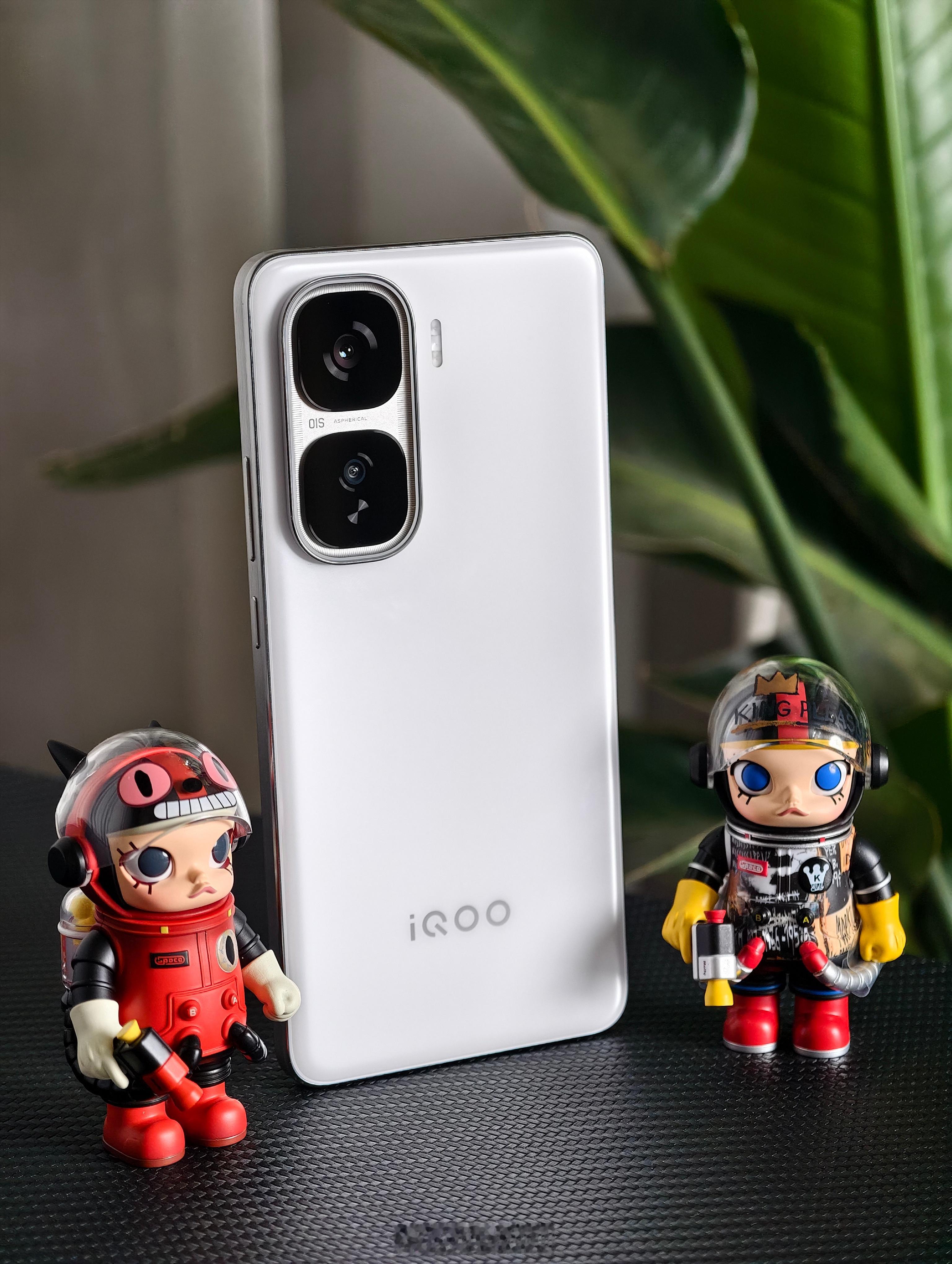 iQOONeo10Pro+真机图赏白色外观跟上一代没啥变化性能更强了，电池