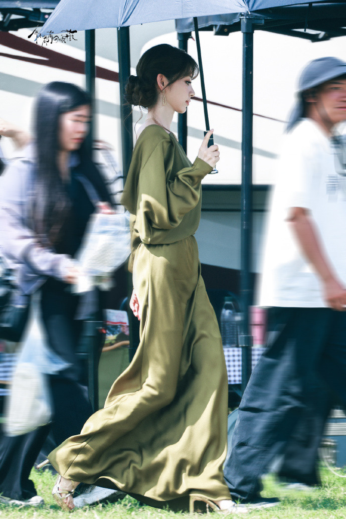 田曦薇林青盘发造型田曦薇青色长裙​​​很难不被这套造型打动，田曦薇林青盘发造型