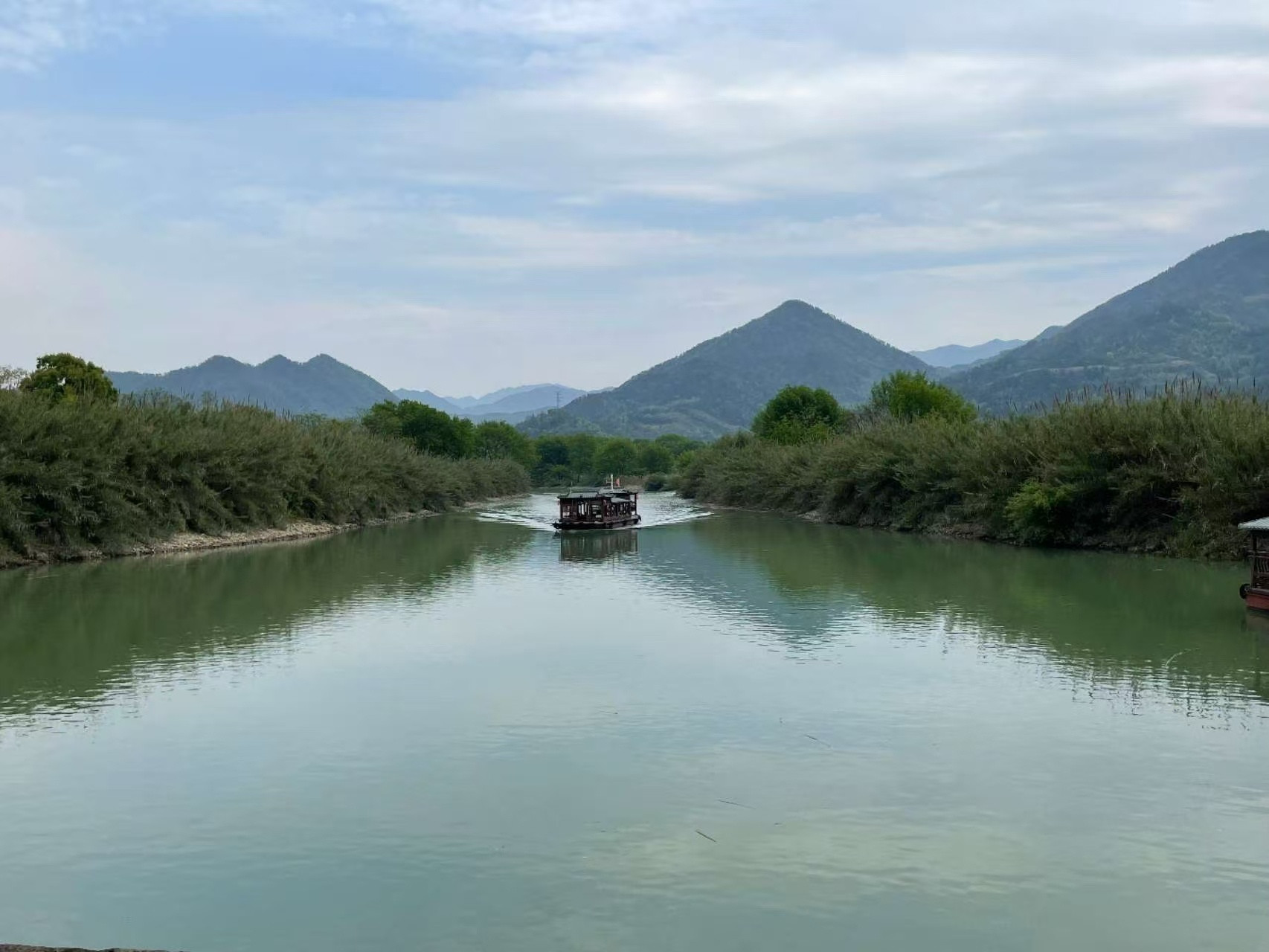 古堰画乡位于浙江丽水，因瓯江分隔为“古堰”与“画乡”两部分。北岸是拥有1500年