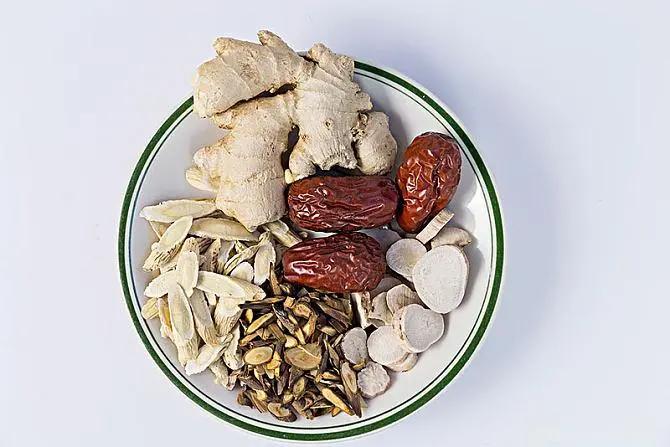 手脚麻木是怎么回事？如何去调理？中医说，麻就是气能通、但是血流不过来；木是麻