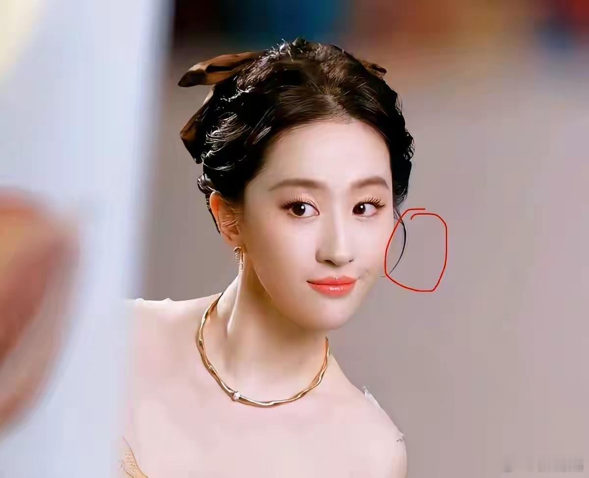 刷到刘亦菲那个德芙新广告，我愣了三秒钟。真的，不是因为她有多美，而是德芙……居然