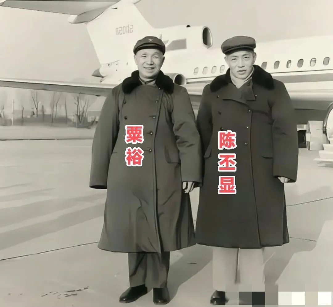 1979年,开国大将粟裕到武汉考察工作时与前来迎接他的湖北省委第一书记陈丕