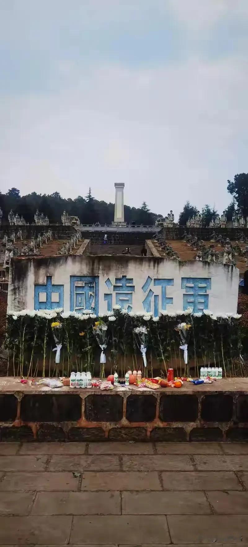 人民群众献给娃娃兵的糖果饮料怎样处理？云南保山松山战役纪念馆，有一个娃娃兵雕