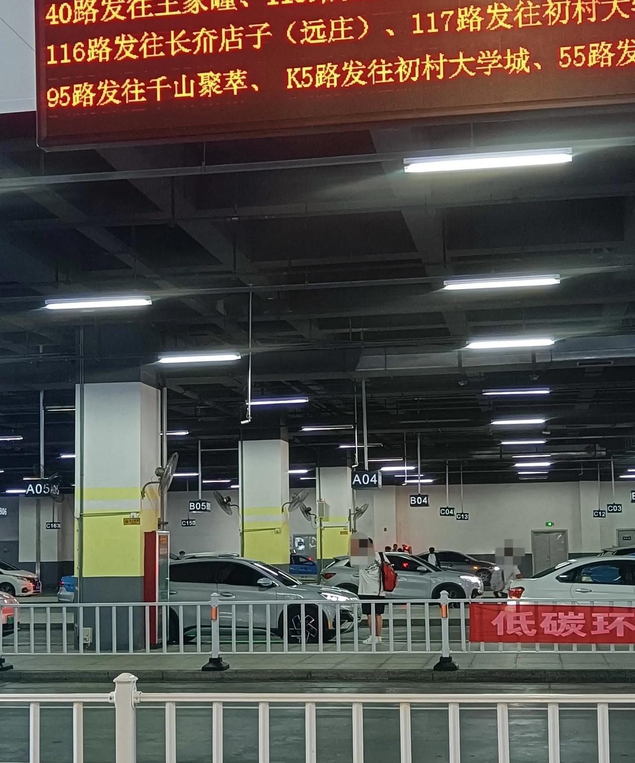 突然发现威海北站也有了网约车专用通道了，外地乘客来威海后出行更加方便了。最近一