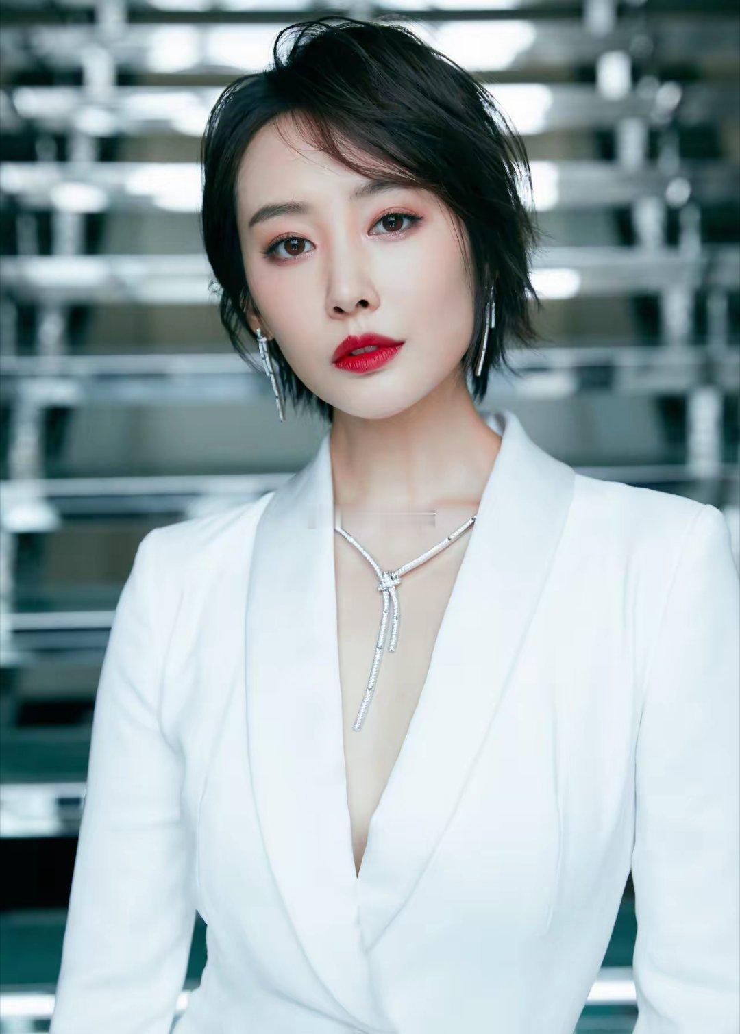 李纯说:“拍完《金陵十三钗》以后，我签约了经纪公司，当时没跟家里人说，觉得这是个